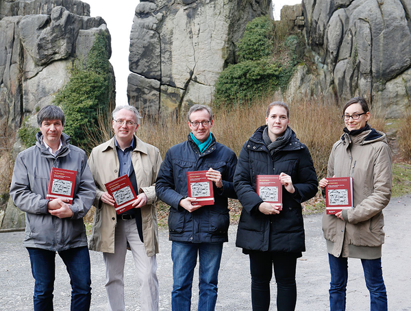 Vor der Kulisse der Externsteine von links: sind Doktor Burkhard Beyer, Roland Linde, Doktor Michael Zelle, Larissa Eikermann und Stefanie Haupt