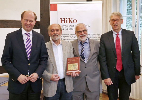 Auf dem Bild zu sehen von links: Doktor Olaf Gericke, Doktor Leopold Schütte, Professor Doktor Wilfried Reininghaus und Karl-Friedrich Knop