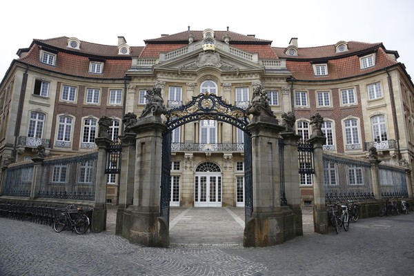 Der Erbdrostenhof in Münster von vorne mit geöffnetem Haupttor