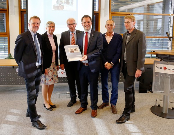 zu sehen: Herr Freitag, Frau Black-Veldtrup, der Autor Herr Westheider, Bürgermeister Meyer-Hermann, Kartograph Kahling und Herr Tippach