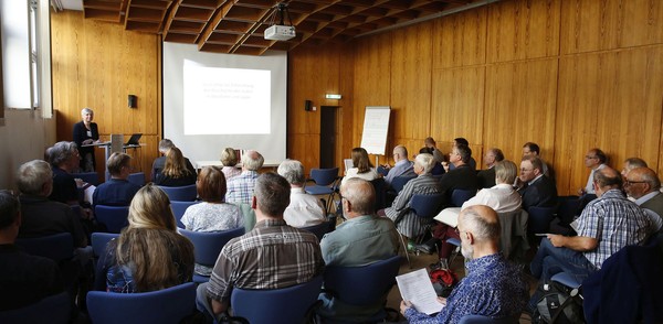 Professor Doktor Mechthild Black-Veldtrup, erste Vositzende der Historischen Kommission für Westfalen, begrüßt die Teilnehmer des Wokshops
