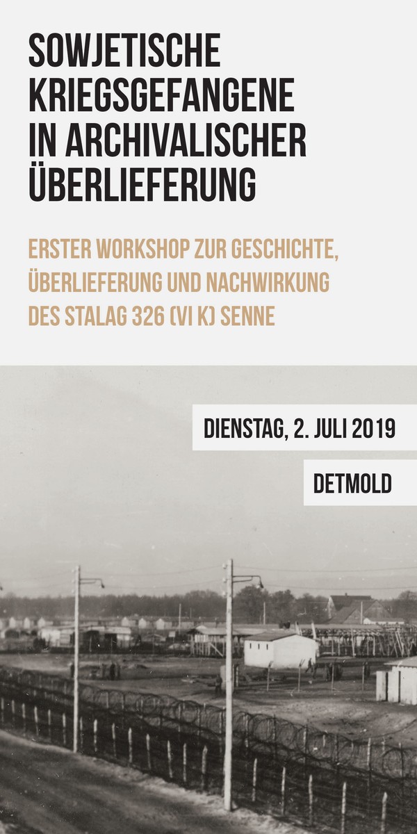 Auf dem Bild zu sehen ist ein Flyer zum Workshop, auf dem das ehemalige Lager als Schwarz-Weiß Bild abgedruckt ist