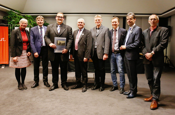 Auf dem Bild zu sehen ist ein Gruppenfoto der beteiligten Personen.
