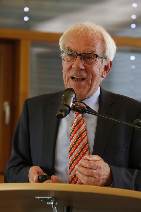 Auf dem Bild zu sehen ist Herr Doktor Westheider während seines Vortrags.