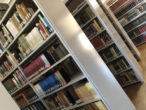 Bücherregal der Bibliothek der Historischen Kommission