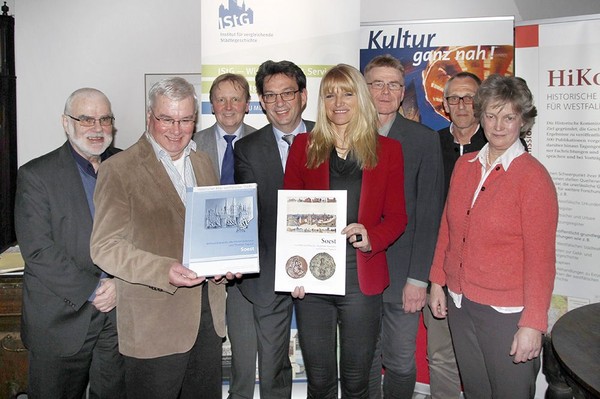 Auf dem Bild sehen wir ein Gruppenfoto mit den Autoren Ehbrecht und Tippach, dem Bürgermeister und der LWL-Kulturlandesrätin