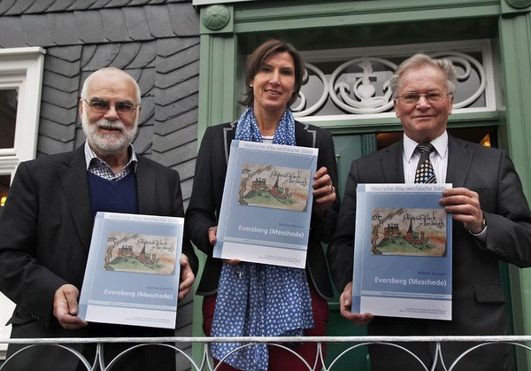Von links zu sehen sind: Professor Doktor Reininghaus, Frau Doktor Lampen (Institut für Vergleichende Städtegeschichte) und Ortsvorsteher Willi Raulff