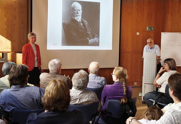 Professor Doktor Mechthild Black-Veldtrup und Professor Doktor Wilfried Reininghaus vor dem Plenum der Buchvorstellung