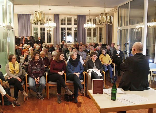 Nach seinem Vortrag diskutiert Prof. Dr. Wilfried Reininghaus noch lange angeregt mit den Anwesenden (Foto: LWL/Beyer)