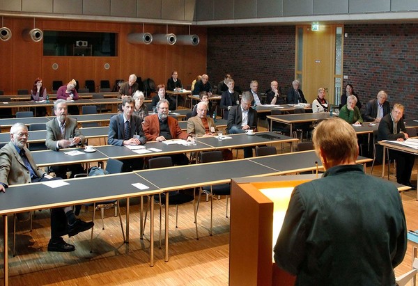 Auf dem bild sehen wir Gabriele Isenberg bei Ihrem Abschlussvortrag