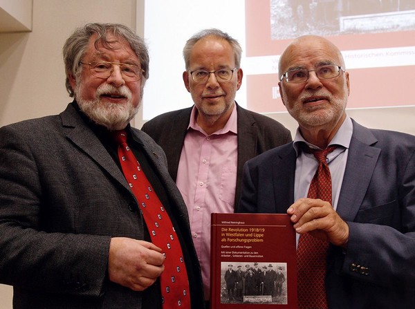 Auf dem Bilf zu sehen von links: Dieter Gebhard, Professor Doktor Stefan Goch und der Autor Professor Doktor Wilfried Reininghaus
