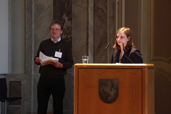 Annika Hartmann präsentiert ihr Thema, daneben steht Professor Doktor Werner Freitag