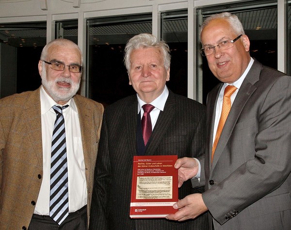 Von links auf dem Bild zu sehen: Professor Doktor Wilfried Reininghaus, Autor Manfred Wolf und Landrat Doktor Karl Schneider