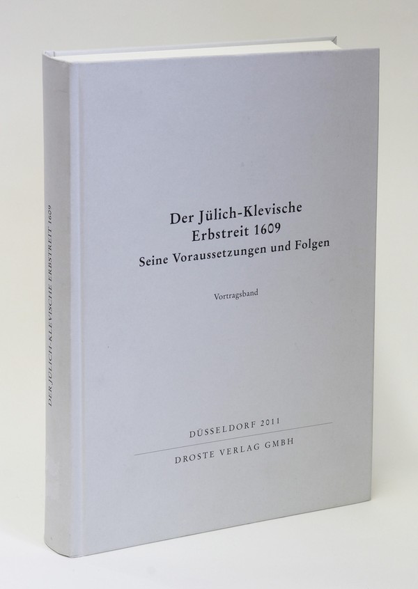 Auf der gänzlich in grau gehaltenen Vorderseite des Bandes stehen Titel, Verlag, Ort und Jahr der Veröffentlichung