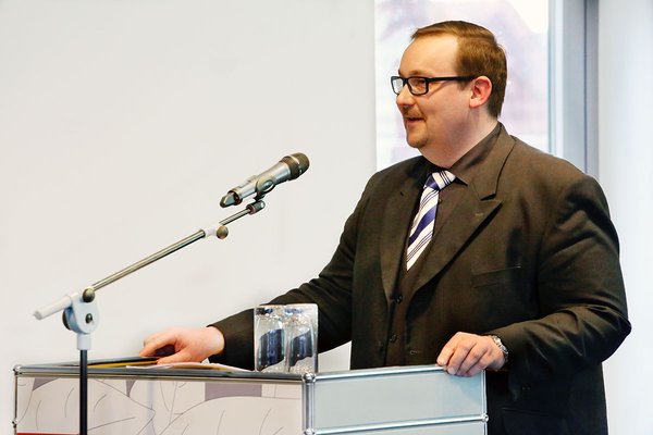 Auf dem Bild zu sehen ist der Autor Doktor Christof Spannhoff während seines Vortrags.