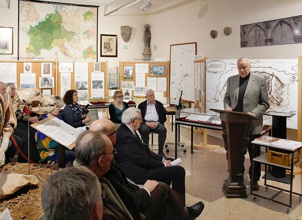 Auf dem Bild sehen wir, wie der Autor Arnold Schwede von der Entstehung seines Buches im Heimatmuseum der Stadt Marsberg in Obermarsberg berichtet.