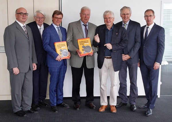 Auf dem Bild sehen wir ein Gruppenfoto mit dem Verlagsleiter, den Reihenherausgebern, dem Landeshistoriker und dem stellvertrenden Volksbankvorstand