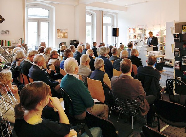 Bernd Fuhrmann, Bürgermeister von Bad Berleburg, begrüßt die Anwesenden (Foto: LWL/Beyer)