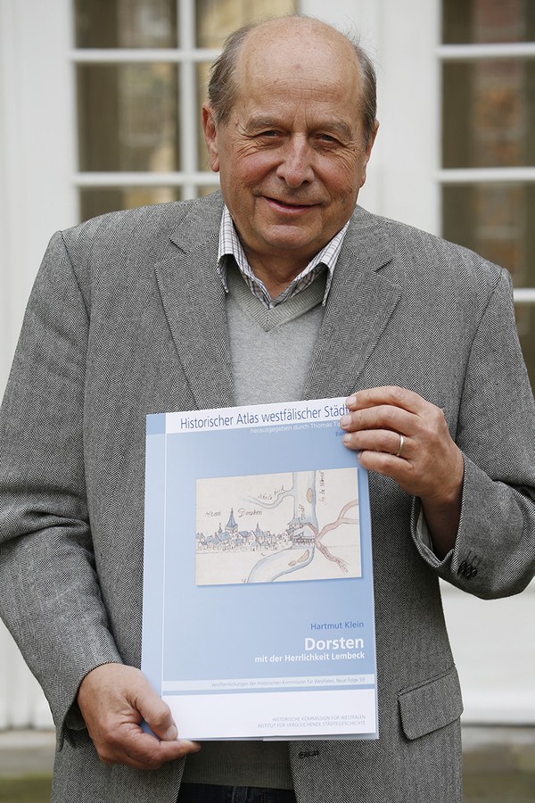 Hartmut Klein mit Atlas in der Hand
