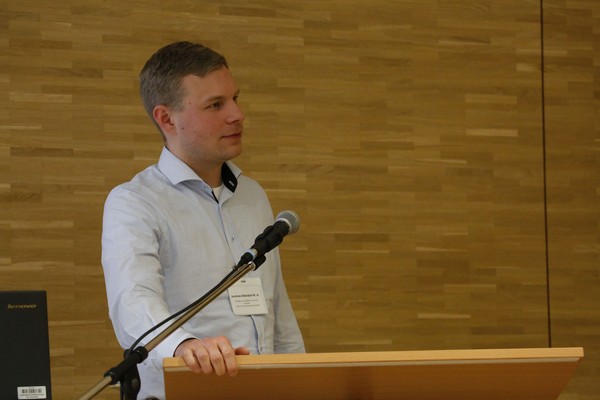 Au dem Bild sehen wir, wie Andreas Oberdorf am Rednerpult über sein Thema spricht