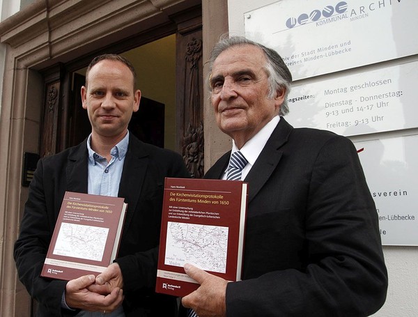Von links zu sehen: Peter Kock (Vorsitzender des Mindener Geschichtsvereins) und Doktor Hans Nordsiek (ehemaliger Leiter des Kommunalarchivs Minden)