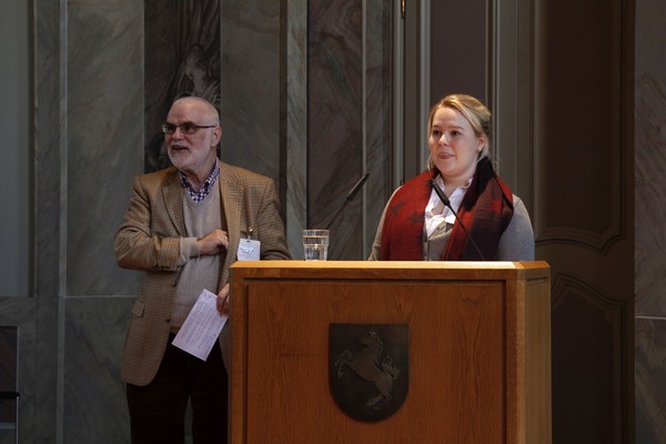 Katharina Grannemann präsentiert ihr Projekt, neben ihr steht Professor Doktor Wilfried Reininghaus