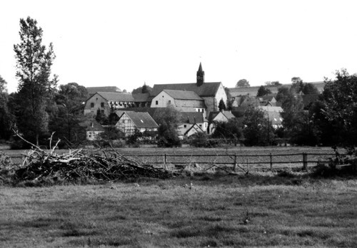 Auf dem Bild zu sehen: Kloster Wormeln von Nordwesten, fotografiert in schwarz-weiß
