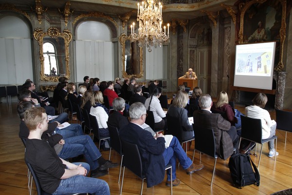 Das Plenum hört im Saal des Erbdrostenhofes einem Vortrag zu