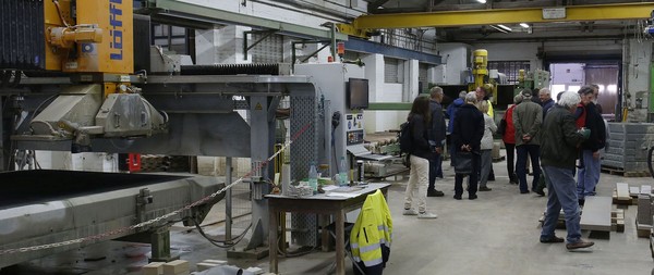 Auf dem Bild sehen wir Teilnehmer des Workshops in den Werkräumen der Firma Wesling Obernkirchener Sandstein GmbH & Co. KG