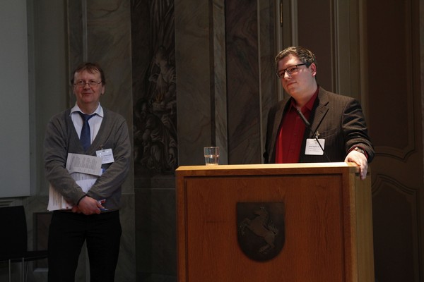 Jonas Stephan präsentiert sein Thema, neben ihm steht Professor Doktor Werner Freitag