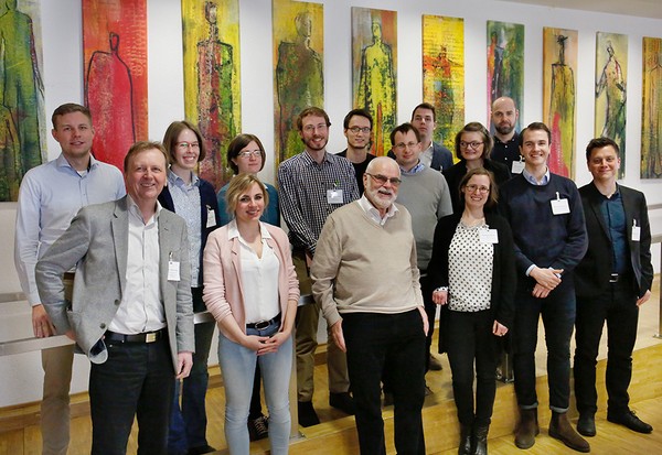 Hier sehen wir ein Gruppenfoto der Doktorandinnen und Doktoranden mit der Organisatorin Alexandra Kohlhöfer