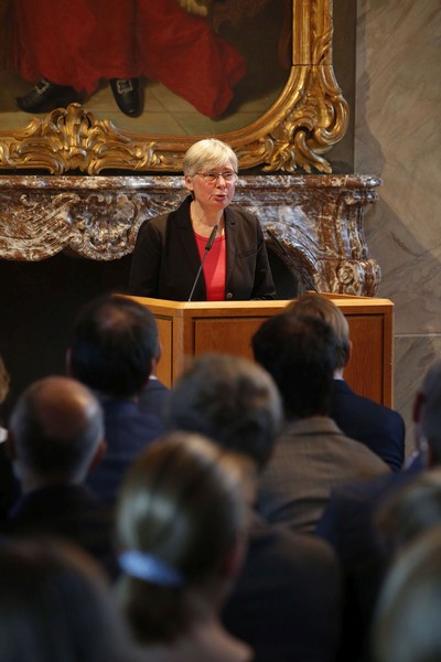 Auf dem Bild begrüßt Professor Doktor Mechthild Black-Veldtrup, erste Vositzende der Historischen Kommission, die Menschen im Saal des Erbdrostenhofs