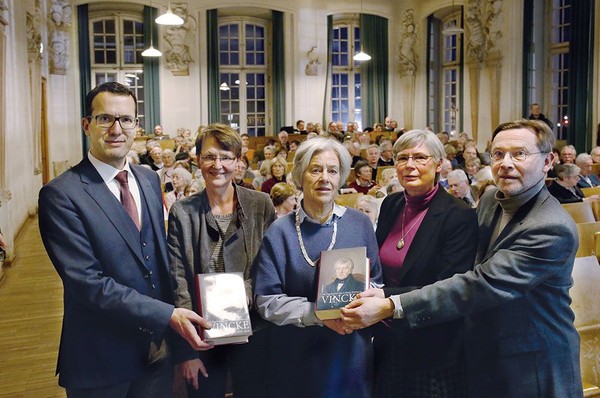 Von links: Doktor Eckhard Kluth, Doktor Christine Schedensack, Professor Doktor Heide Barmeyer-Hartlieb, Doktor Black-Veldtrup, Doktor Alfred Pohlmann