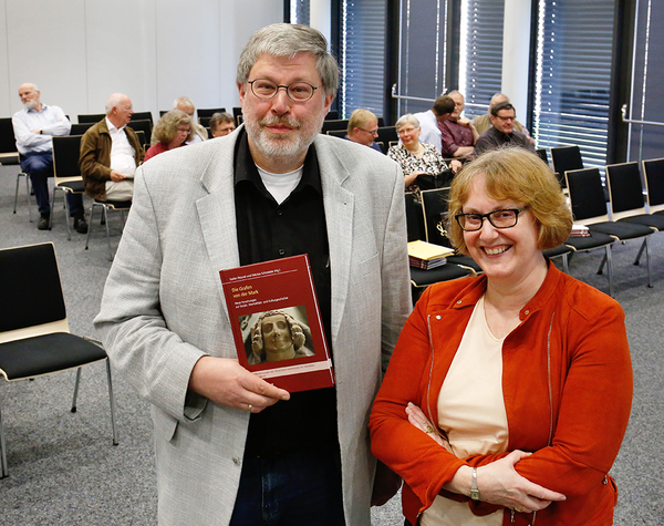 Auf dem Bild zu sehen sind die Herausgeber Doktor Stefan Pätzold und Professor Doktor Felicitas Schmieder. Herr Pätzold hält das Buch in der Hand.