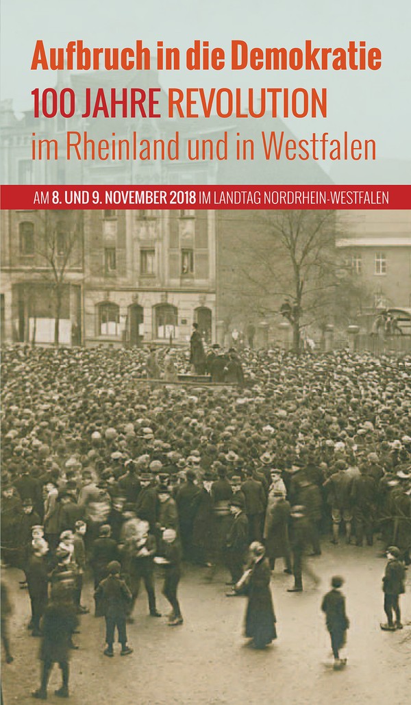 Auf dem Bild zu sehen ist der Flyer zur Veranstaltung. Darauf zu erkennen ist in schwarz-weiß eine Menschenmenge versammelt um einen erhöhten Redner