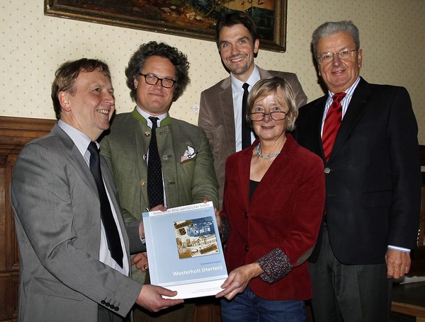 Von links: Professor Werner Freitag, Carl Otto Graf von und zu Westerholt und Gysenberg, Doktor Uli Paetzel, Doktor Cornelia Kneppe und Joachim Poß