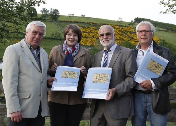 Auf dem Bild zu sehen sind von links: Doktor Wilfried Ehbrecht, Susanne Veltins, Professor Doktor Wilfried Reininghaus, Kunibert Schmalohr