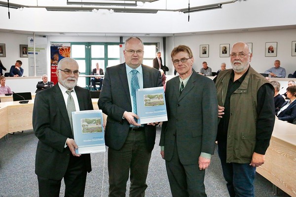 Auf dem Bild zu sehen von links: Professor Doktor Wilfried Reininghaus, Martin Wächer, Doktor Thomas Tippach, Norbert Klauke