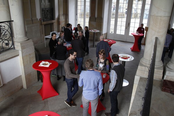 Gäste an Stehtischen im Foyer des Erbdrostenhofs