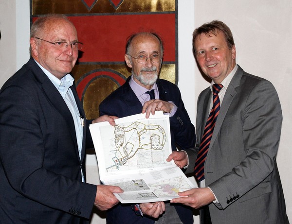 Auf dem Bild zu sehen sind von links: Josef Himmelmann, Doktor Peter Ilisch und Professor Doktor Werner Freitag