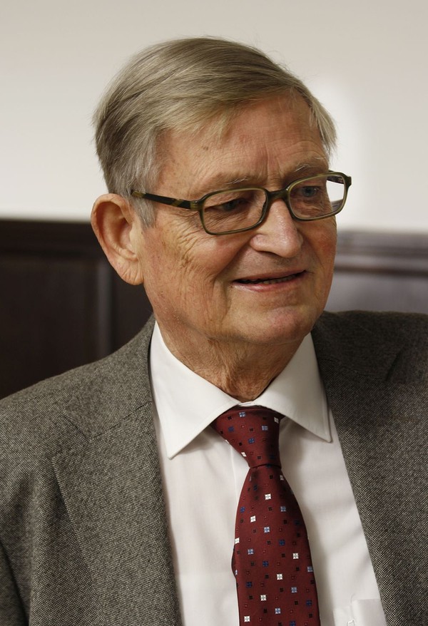 Auf dem Bild zu sehen ist Professor Doktor Heinrich Rüthing bei der Präsentation seines neuen Buches in Paderborn