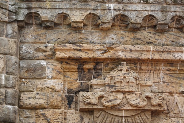 Af dem Bild sehen wir den charakteristischen Porta-Sandstein am Sockel des Kaiser-Wilhelm-Denkmals