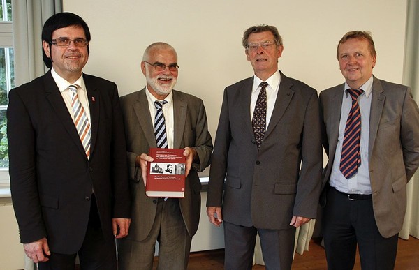 Von links nach rechts zu sehen sind Michael Pavlicic, Professor Doktor Wilfried Reininghaus, Karl Hengst und Professor Doktor Werner Freitag